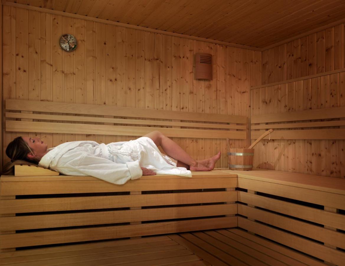 Hotel H10 Atlantic Sunset Horizons Collection Costa Adeje  Esterno foto A woman in a sauna
